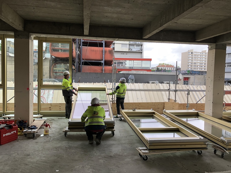 Pose des façades sur l'immeuble URBAN à Montreuil