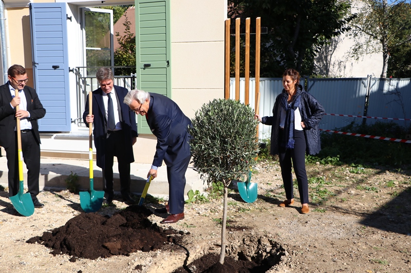 Plantation du premier arbre de la résidence Villa Giulia à Maule